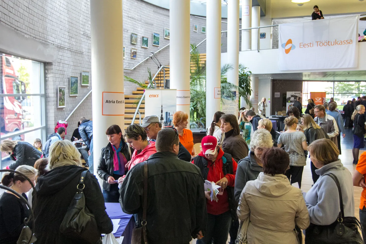 Valgas korraldatud esimesele Liivimaa töömessile tuli kohe varahommikul hulga uudistajaid. Lisaks tööpakkujatele olid kohal ka töötukassa koostööpartnerid, kes jagasid infot oma tegemiste kohta. Rahval oli võimalus tööandjatega silmast silma kohtuda ning huvipakkuvat infot pärida.