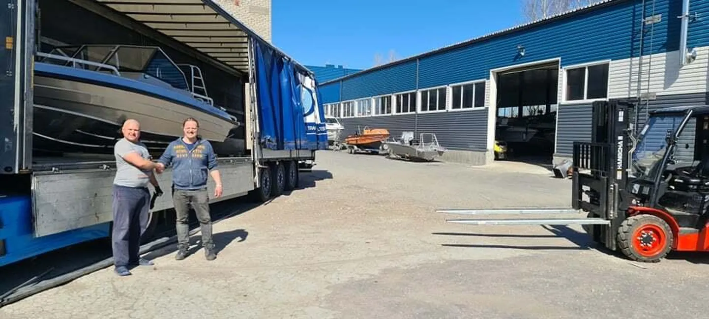 Tuna paadid saabusid Bell-Marine’i lattu Rummus. Vasakul autojuht Oleksandr, paremal Bell-Marine’i juhatuse liige Kaarel Paakspuu.