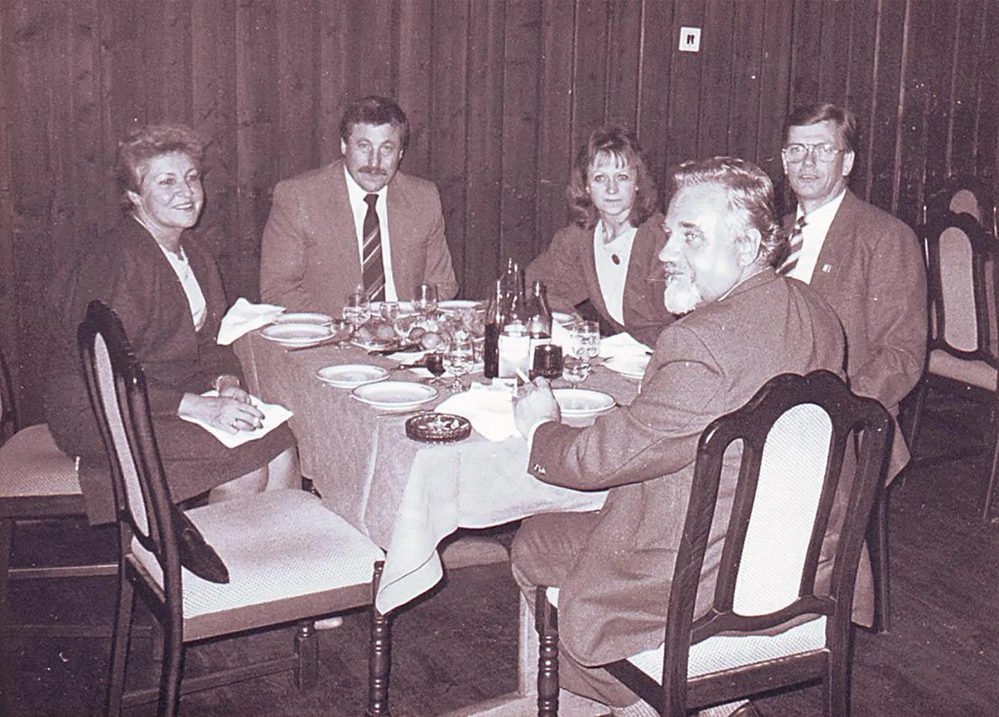 Foto seltsi algusaegadest: Mart Sookand (seljaga) ja Kalle Voolas koos abikaasadega lõunasöögil Pärnu restoranis. Sookandi kõrval Soome Vaasa Pärnu seltsi esimees Raimo Vahtera.