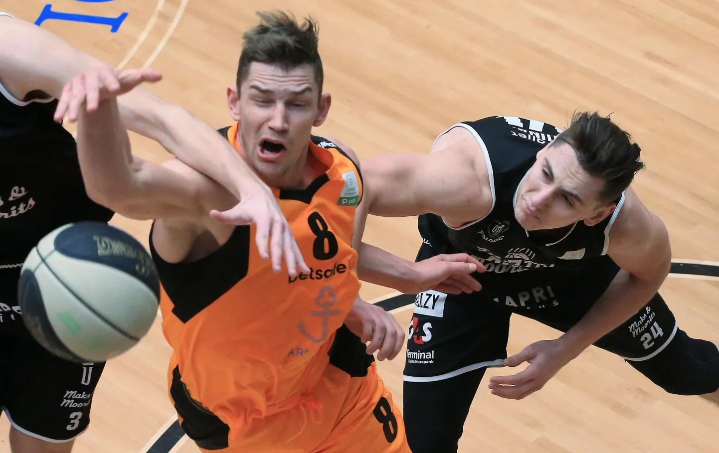 Mihkel Kirves (oranžis särgis) mänguhoos.