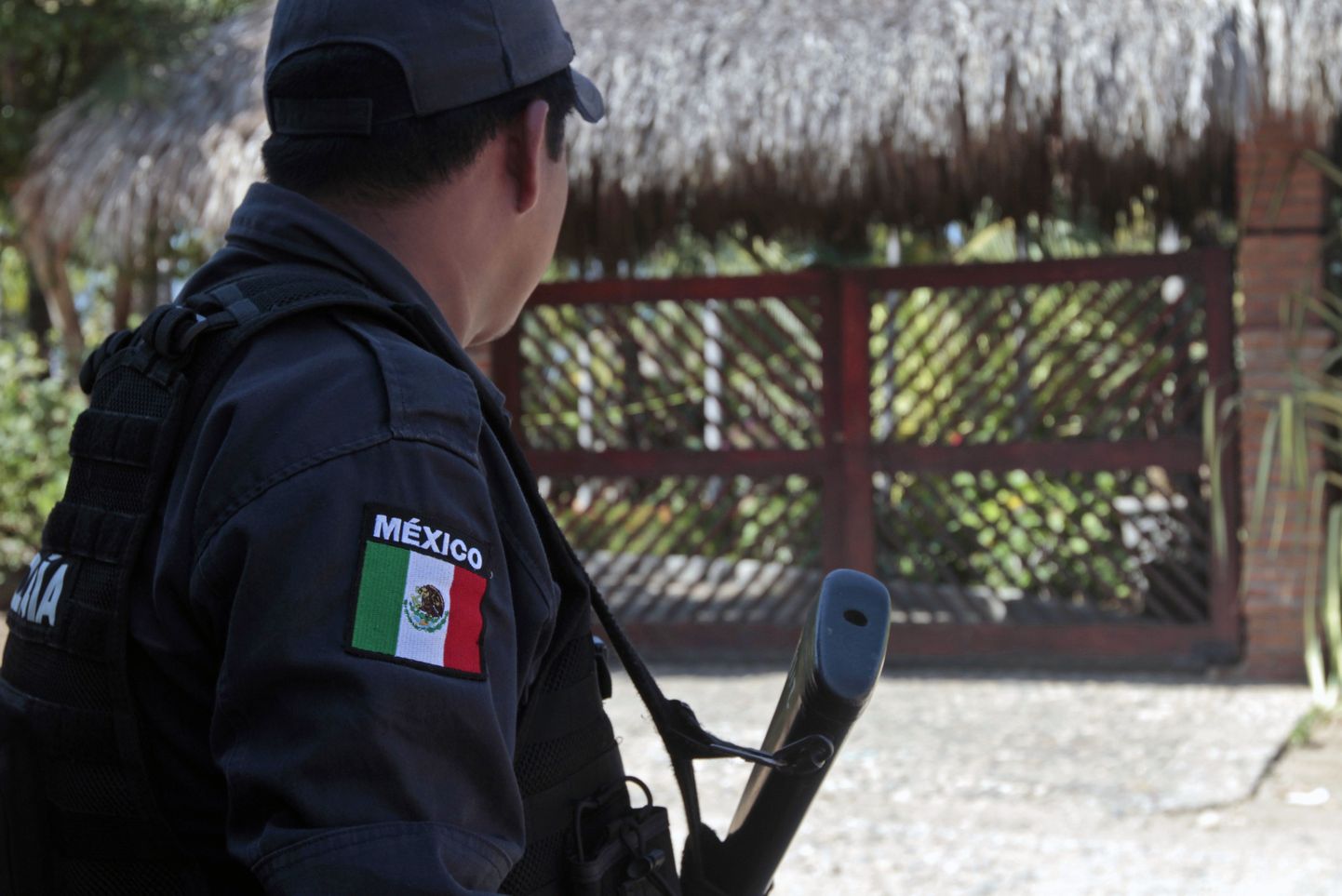 Politseinik valvamas paika, kus vägistati kuus hispaanlannat