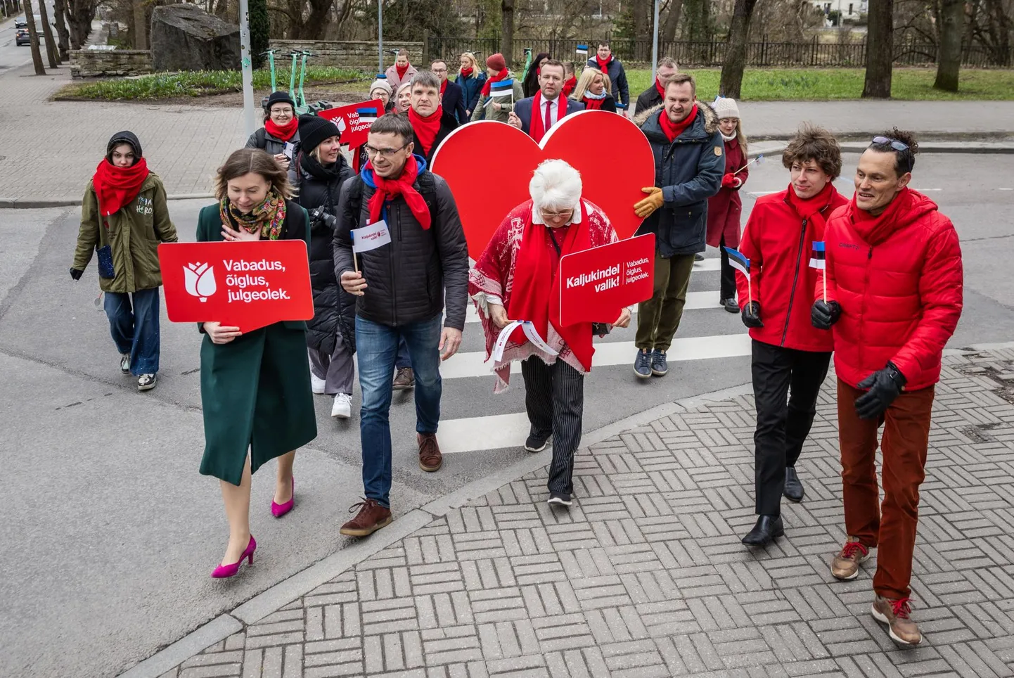 Sotsiaaldemokraadid mullu aprillis viimas Euroopa Parlamendi kandidaatide nimekirja valimiskomisjoni.