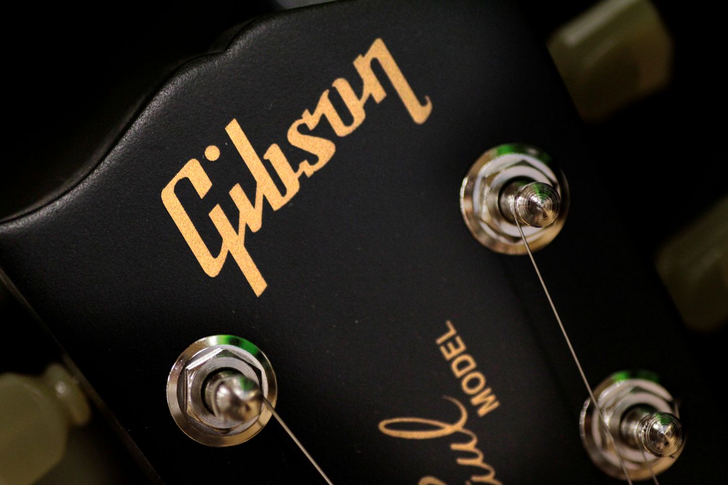 Gibsoni logo Les Paul kitarril.