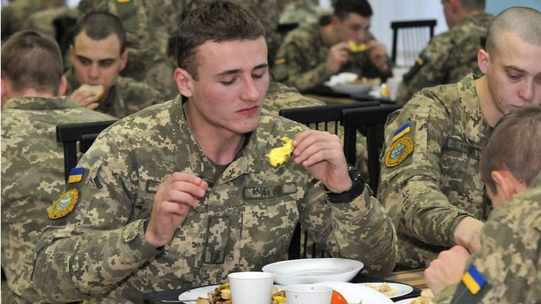 Украинские СМИ утверждают, что Минобороны проводило закупки продовольствия для военных по значительно завышенным ценам
