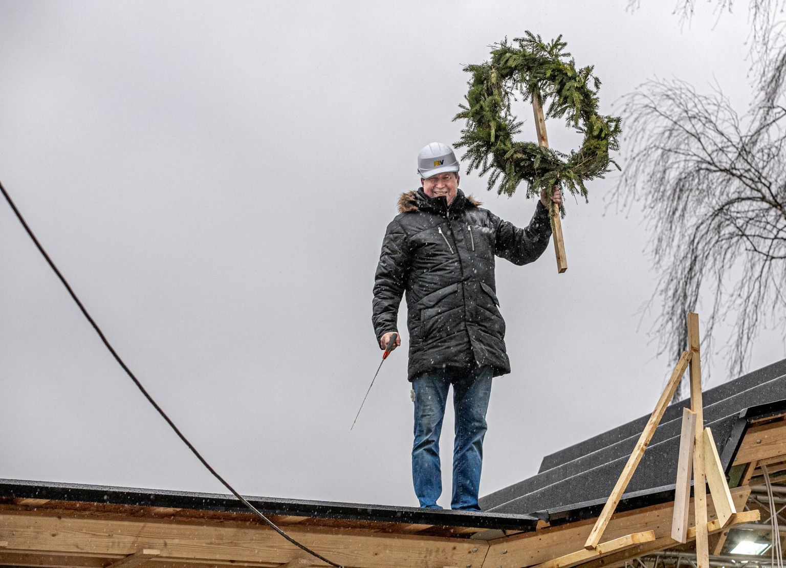 Pärnu Koidula muuseumi juhataja Elmar Trink ronis eile mäluasutuse aeda kerkiva vabaõhulava katusele, et sealt pidulikult pärg maha tõsta.