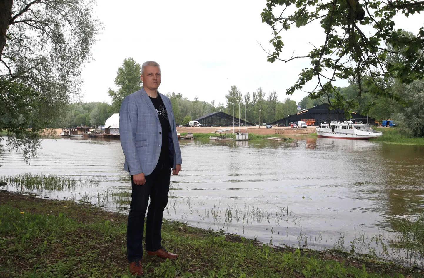 Tartu abilinnapea Raimond Tamme selja taga saab viimast lihvi 2,4 miljonit eurot maksev lodjakoda. Sellele rentniku leidmiseks korraldatud konkursi võitis MTÜ Emajõe Lodjaselts, kuid teine huviline vaidlustas konkursi tulemuse.
