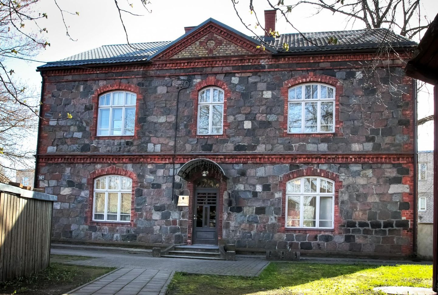 Pärnu Pikk 16b maja jäi prokuratuurile kitsaks.