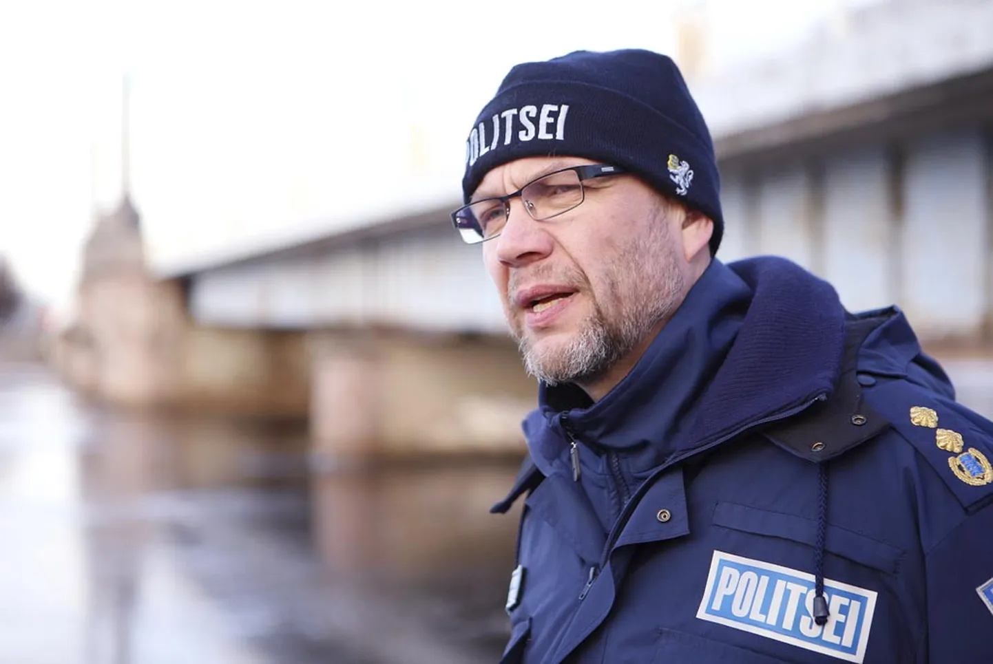 1990. aastate algusest politseinikuna töötanud kohaliku jaoskonna juht Andres Sinimeri tõdes, et võtab paljusid asju kergemalt kui mõnigi noorem kolleeg.