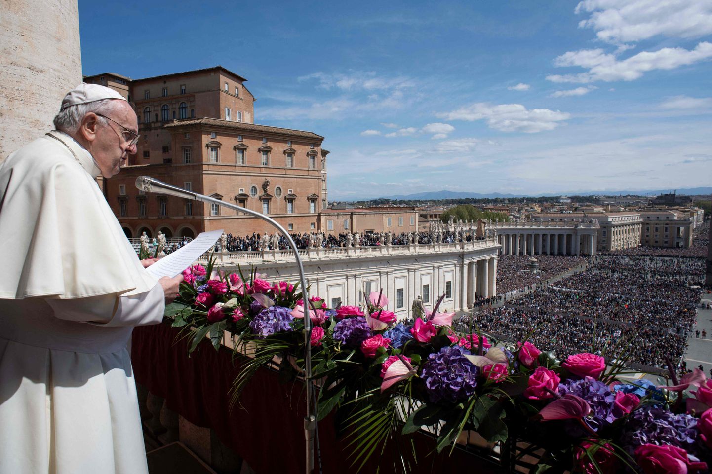 Paavst esinemas Vatikanis ülestõusmispühade pöördumisega.