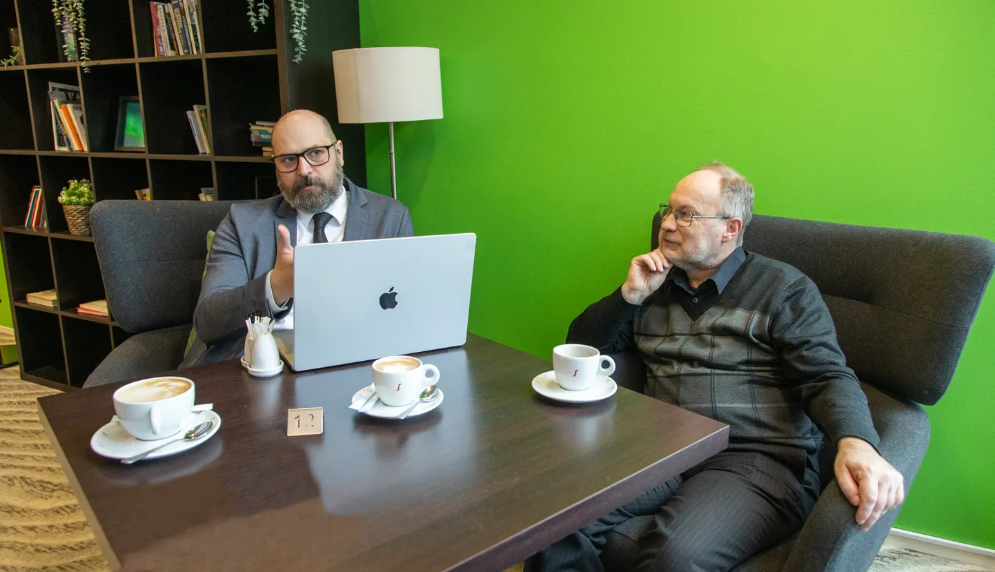 Jõhvi kontserdimaja direktor Mihhail Kastritski ja Jõhvi vallavolikogu esimees Vallo Reimaa on uuest teatriprojektist põnevil. Teatriresidentuuri loovjuht avalikustatakse maikuus. Loovjuht valib näitlejad, kes kolmeks kuuks Jõhvi tulevad ja siin ka kohalikele meistriklasse korraldavad.