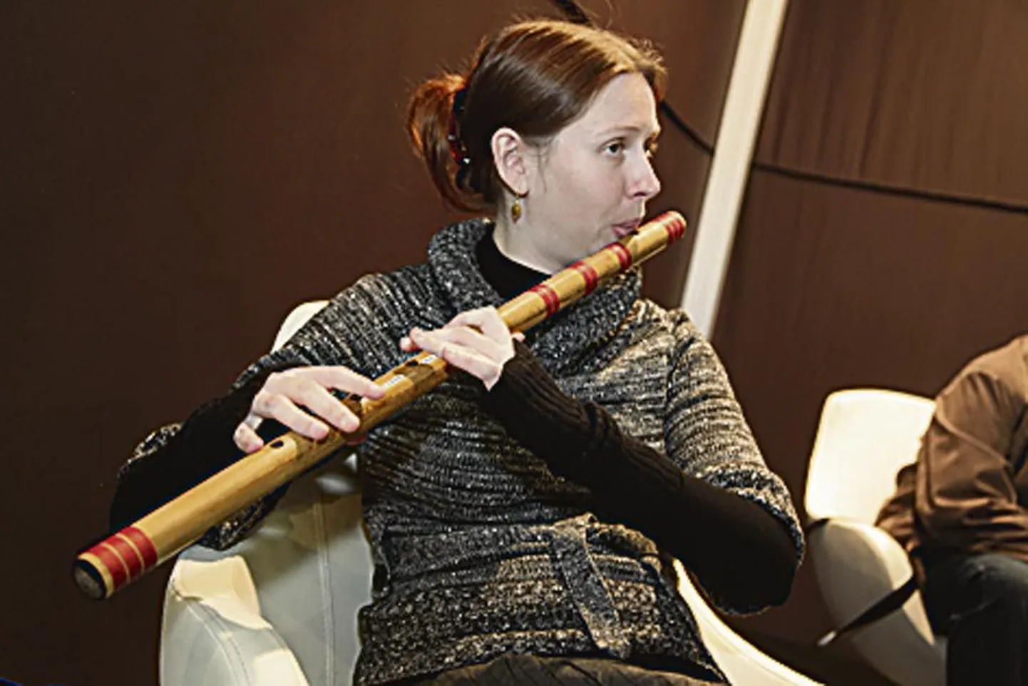 Krista Citra Joonas mängib India bambusflööti bansurit.