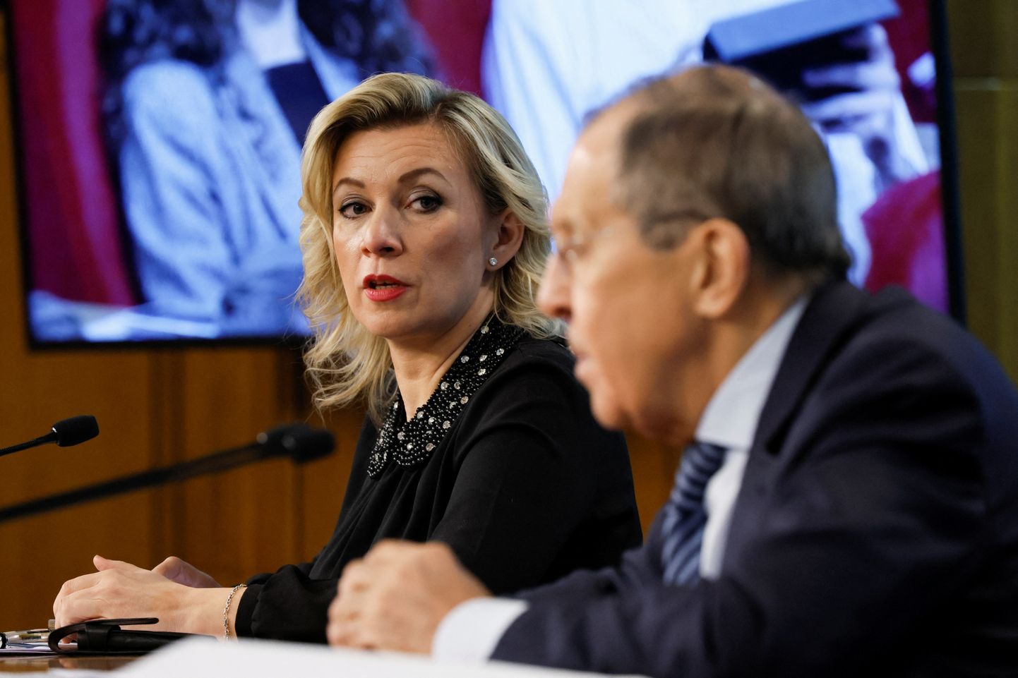 Krievijas ārlietu ministrijas pārstāve Marija Zaharova un ārlietu ministrs Sergejs Lavrovs