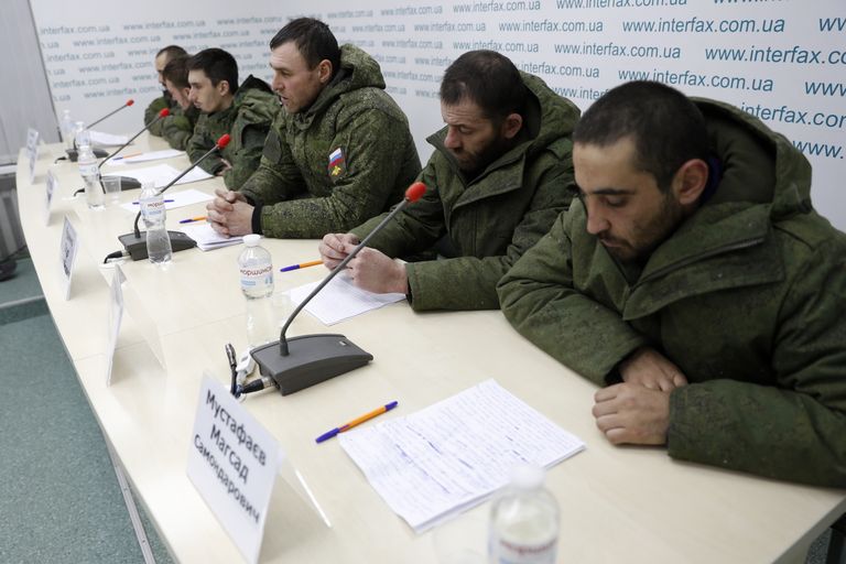 Ukraina armee poolt tabatud Vene sõdurid 19. märtsil 2022 Kiievis pressikonverentsil