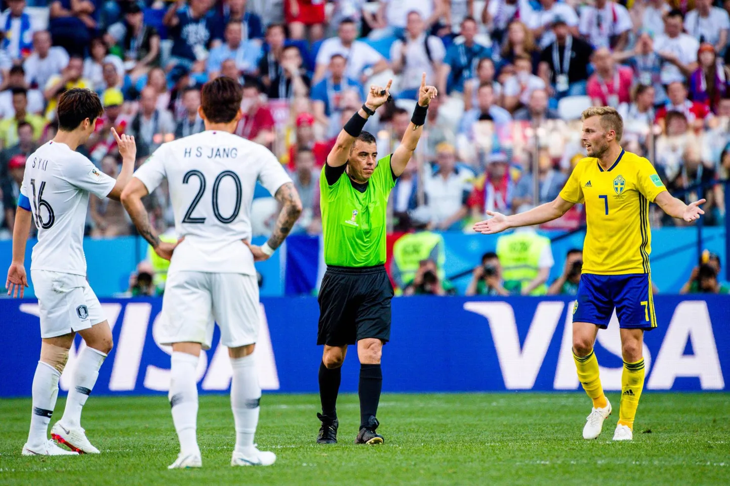 Mida ning kelle kasuks otsustab väljakukohtunik Joel Aguilar Rootsi ja Lõuna-Korea kohtumises? Segaduses on mõlema meeskonna mängijad.