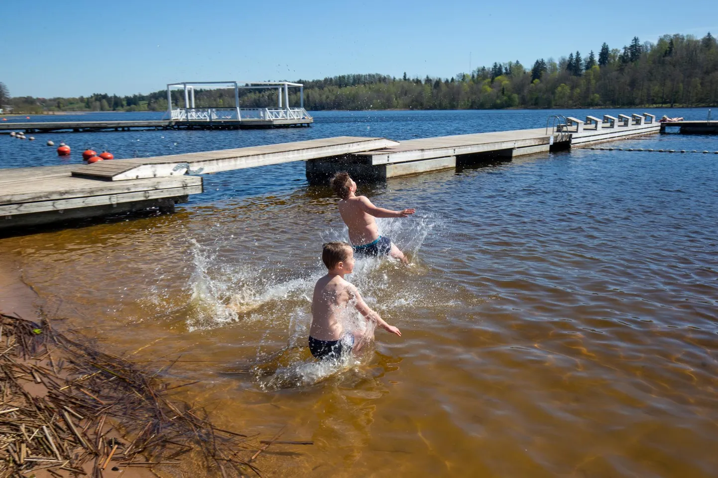 Vetelpäästjate kogemus näitab, et vees võivad hätta sattuda ka lapsed, kes ujuda oskavad.