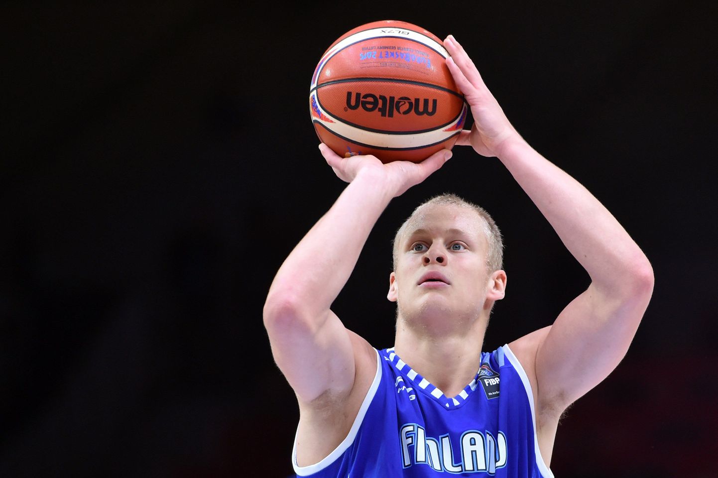 Finland's shooting guard Sasu Salin shoots a penalty during the round of 16 basketball match between Serbia and Finland at the EuroBasket 2015 in Lille, northern France, on September 13, 2015.  AFP PHOTO / PHILIPPE HUGUEN