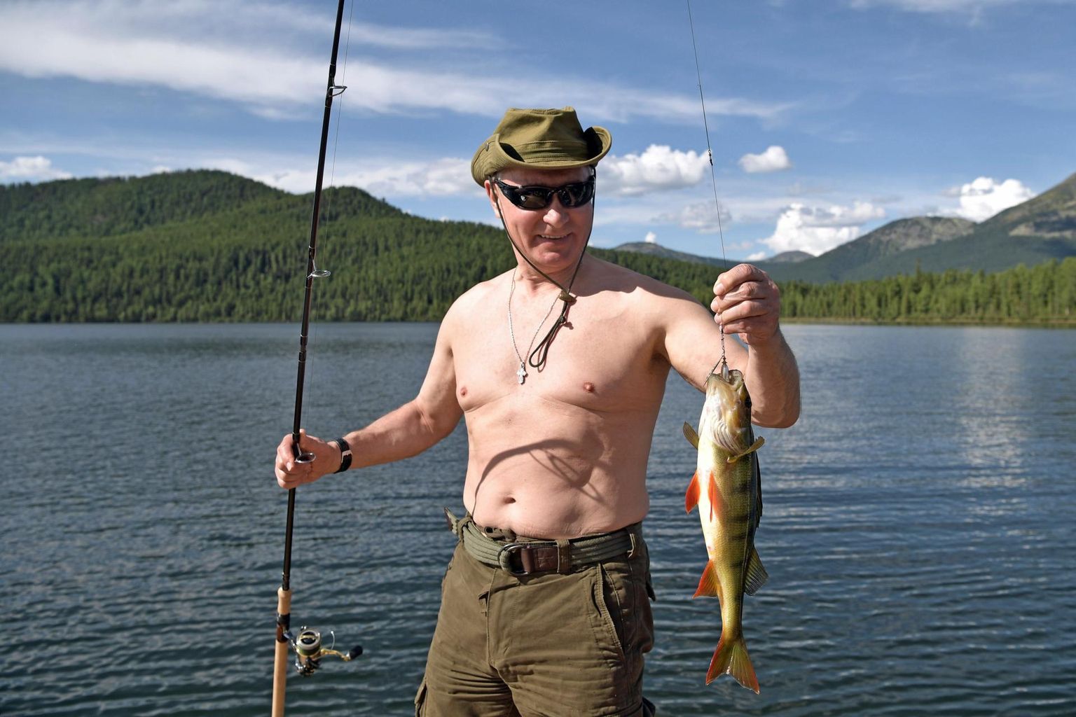 Vladimir Putini maffiabossi imagot peavad tugevdama ka temast tehtud fotod. Pildil Putin 2017. aastal Lõuna-Siberis Tõva Vabariigis ­kalal.