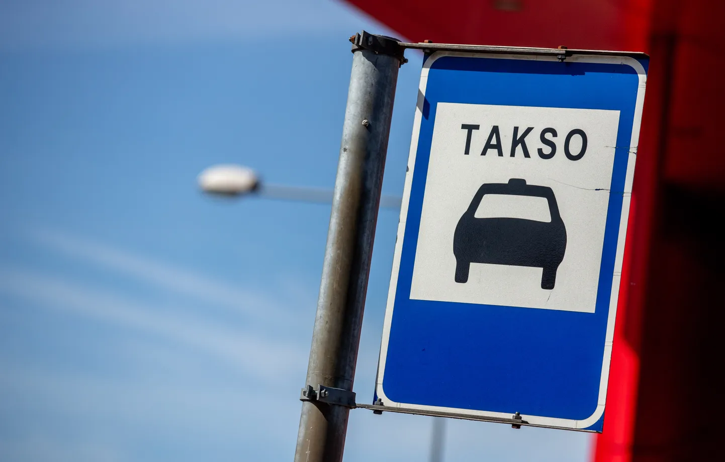 Taksojuhile, kes telliti kohale, et raha Narvast Tallinnasse viia, tundus olukord kahtlane ning ta kutsus politsei.