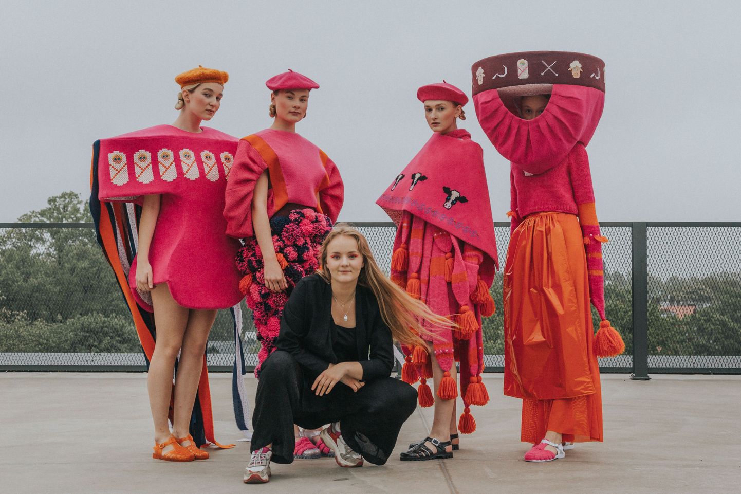 MUHUROOSA: Kollektsiooni “Kipe” autor Karin Kreek ja modellid (vasakult) Tuule Sadam, Erika Filippov, Agnes Mäe, Birgit Rand.