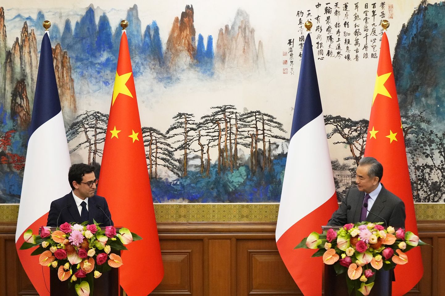 Prantsuse välisminister Stéphane Séjourné kohtumisel Pekingis oma Hiina kolleegi Wang Yiga.