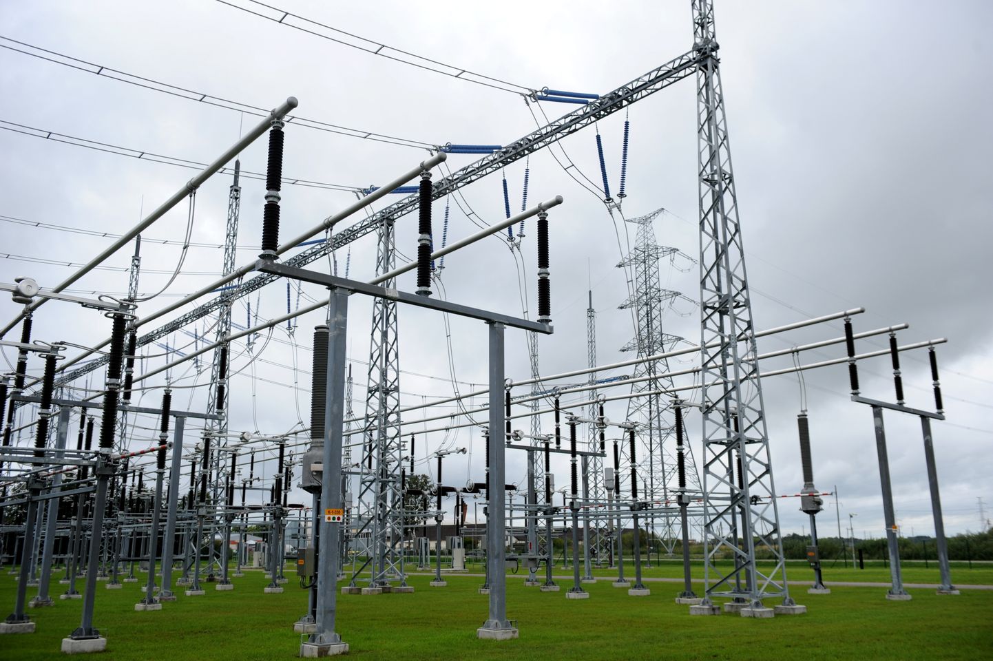 AS "Latvijas elektriskie tīkli" apakšstacija "Ventspils" projekta Kurzemes loks posma Grobiņa – Ventspils jaunā 330 kV elektropārvades līnija.
