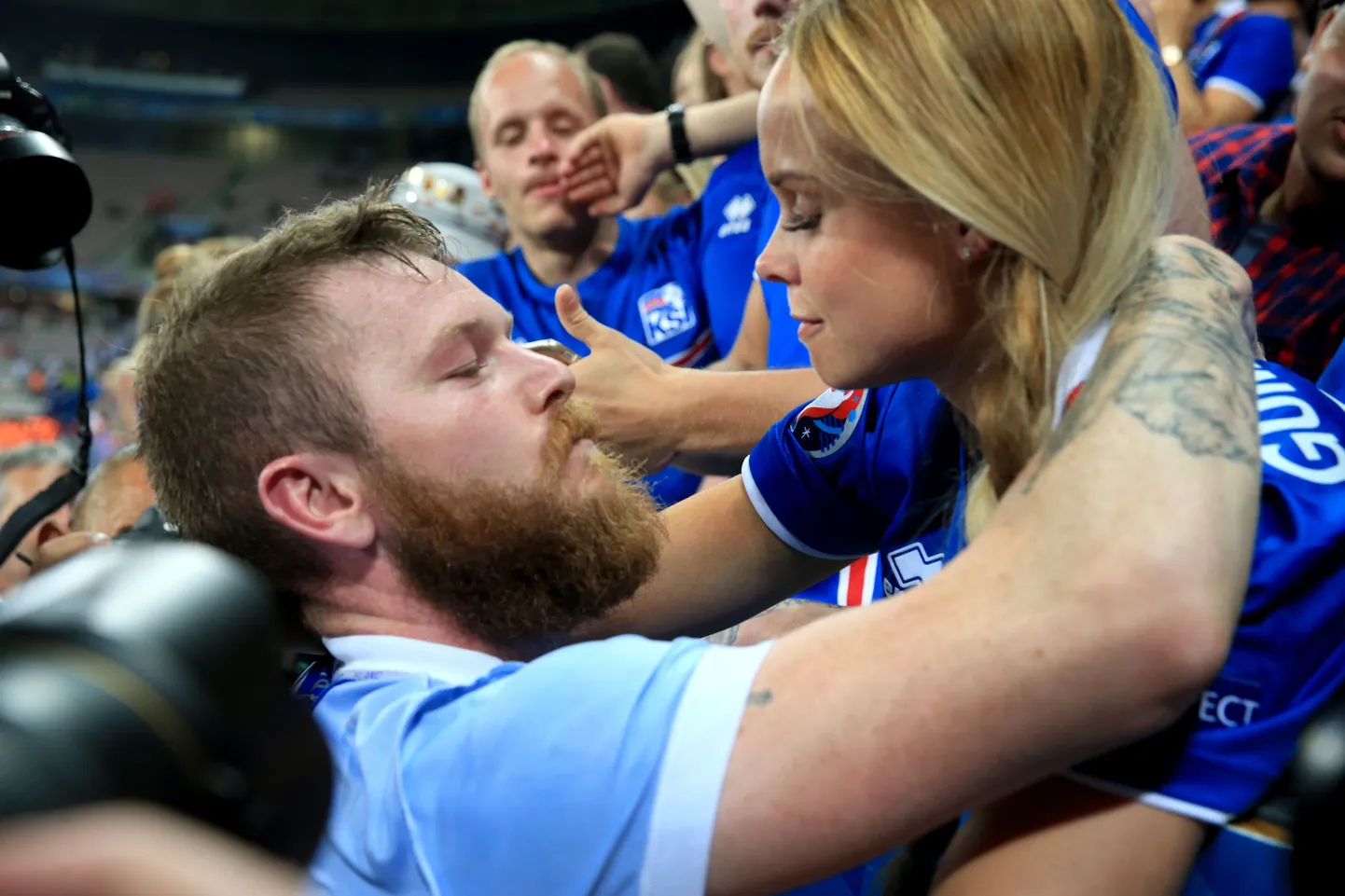 Islandi kapten Aron Gunnarsson sai pärast võitu Inglismaa üle elukaaslaselt kuumad õnnesoovid.