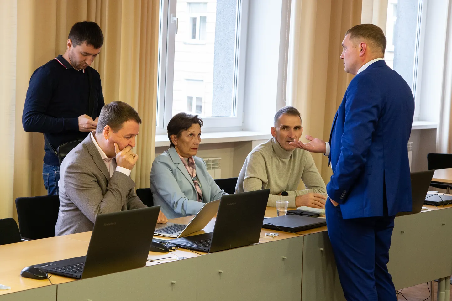Входящие в кохтла-ярвескую коалицию десять депутатов от соцдемов и центристов еще держатся вместе, однако присоединившиеся к ним четыре депутата без фракции исполняют, скорее, свободную программу.