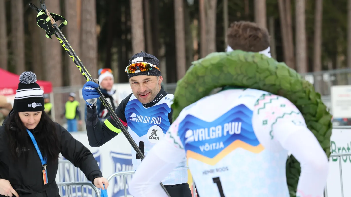 Maratonil osalenud kunagine suusaäss Andrus Veerpalu (suusakeppidega) pidi teist aastat järjest tunnistama, et maratoni kiireim mees oli Henri Roos (seljaga number 1 särgis).