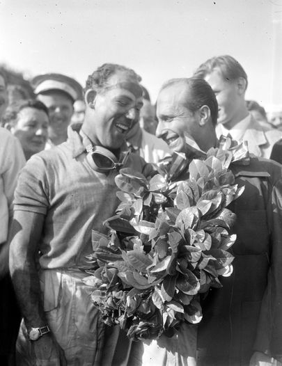 1955. aastal sai Mossist esimene britt, kes suutnud võita koduse GP. Fotol on Moss koos viiekordse maailmameistri Juan Manuel Fangioga.