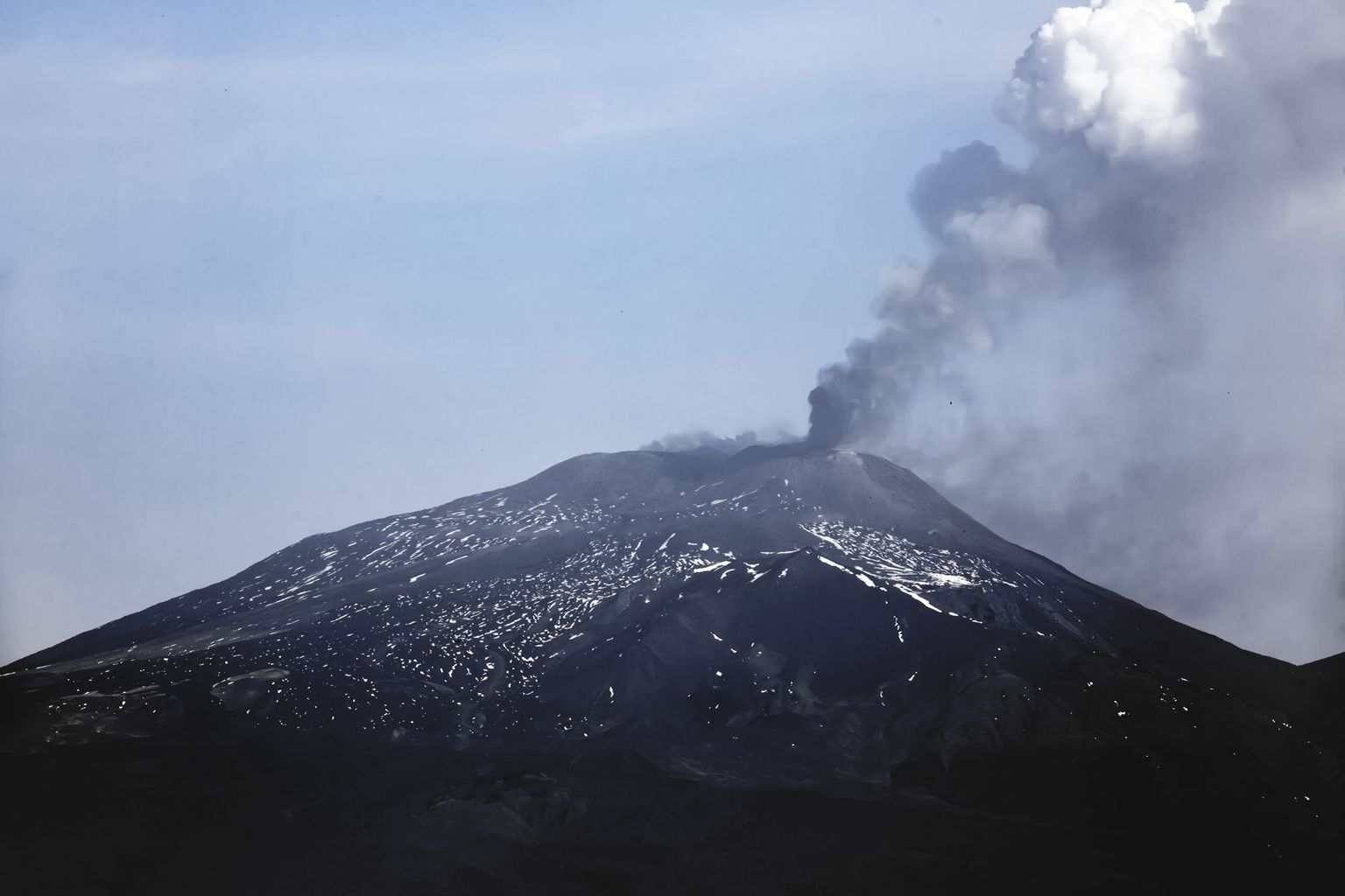 Itaalia Etna vulkaan hakkas 19. aprillil 2020 purskama