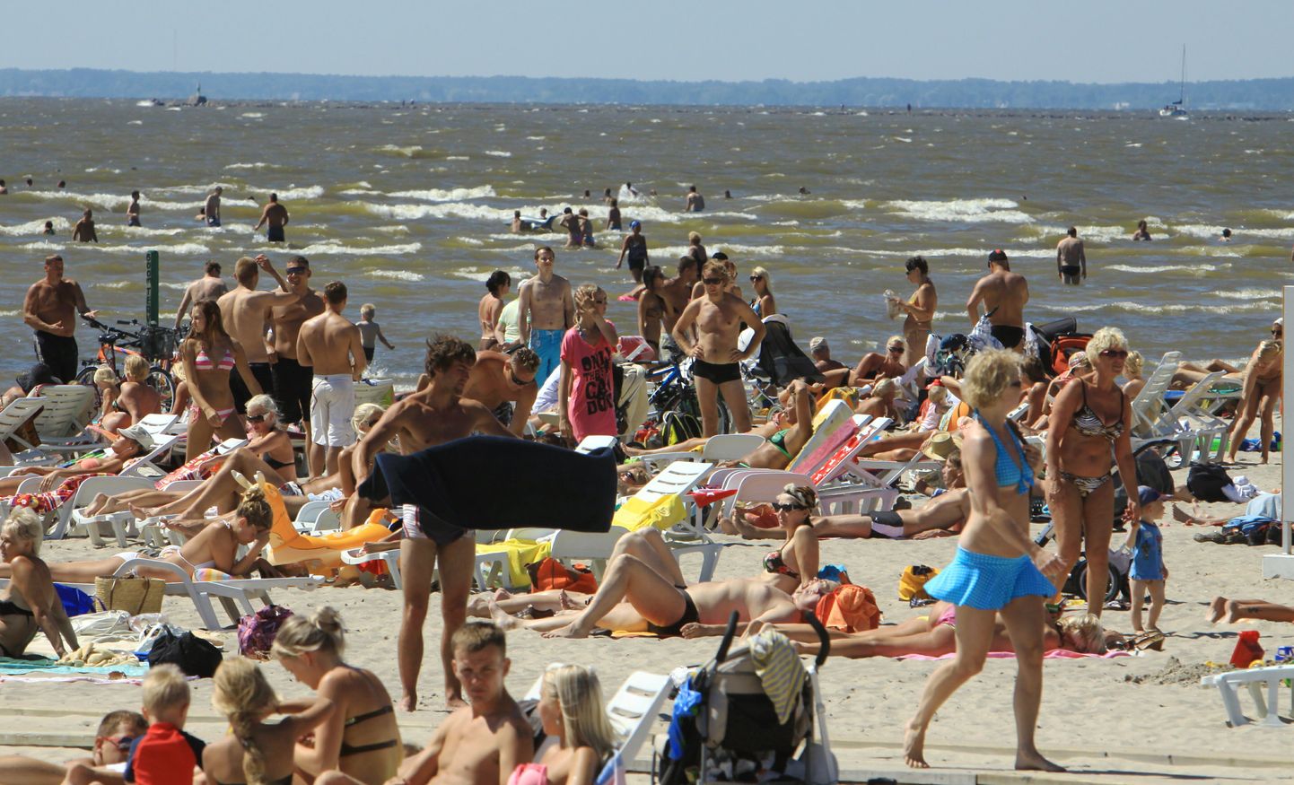 Puhkajad Pärnu rannas.