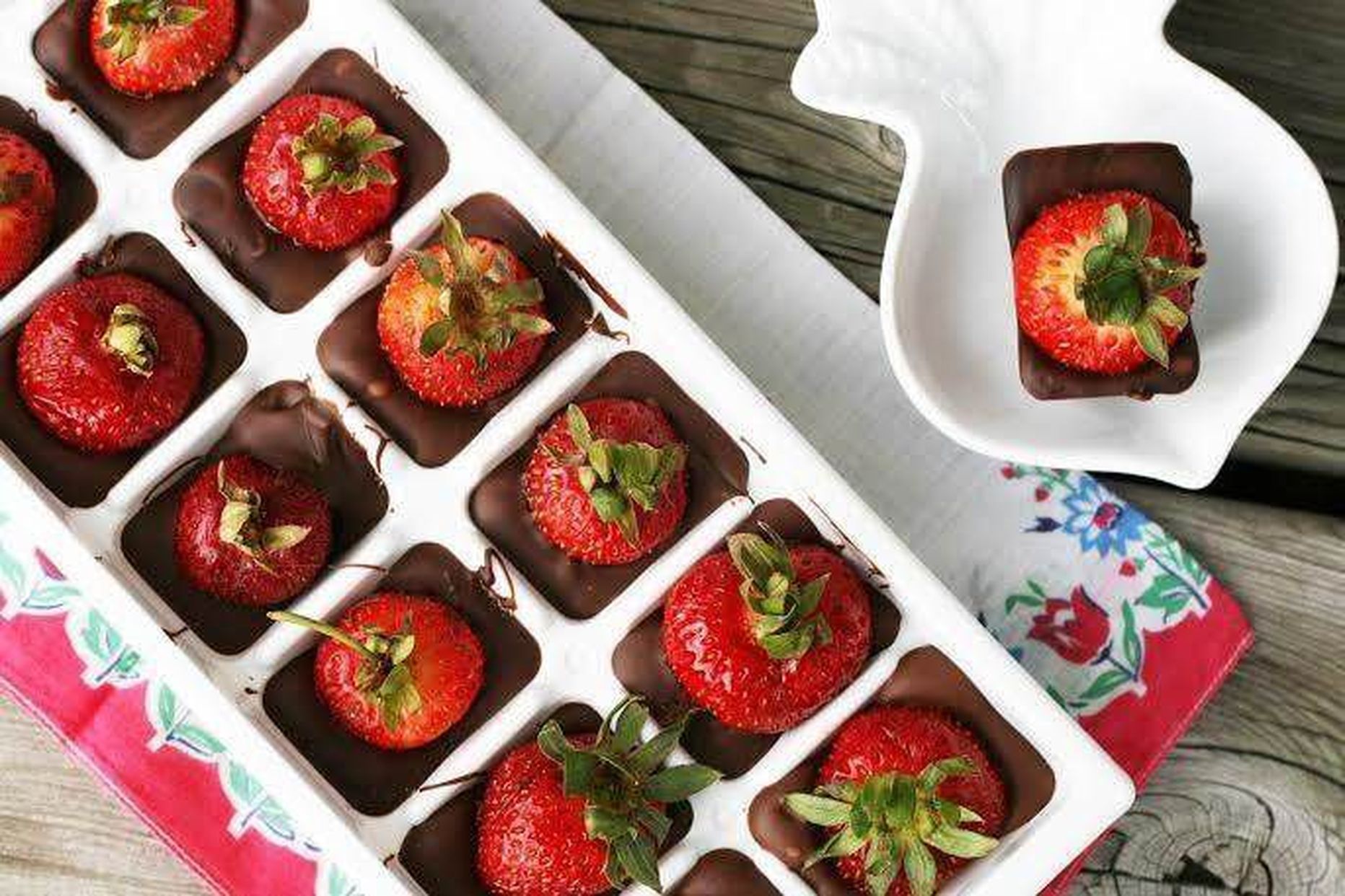 Sügavkülmutatud maasikad šokolaadis.
