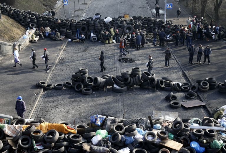 Valitsusvastased barrikaadidel Kiievi kesklinnas reedel. / Scanpix