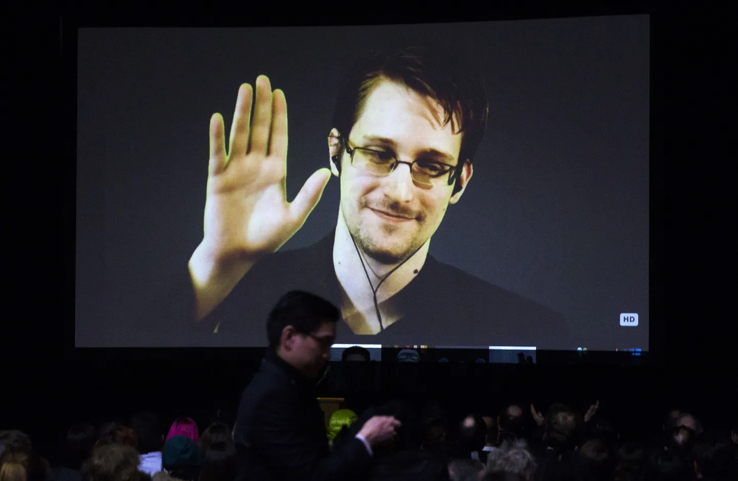 Бывший сотрудник ЦРУ Эдвард Сноуден готов вернуться в США при условии гарантии беспристрастного суда над ним.