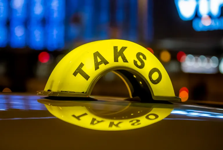 Интересно, работают ли выходцы из Центральной Азии на дорогих старорежимных такси, дежурящих в центре города в ожидании нетрезвых туристов?