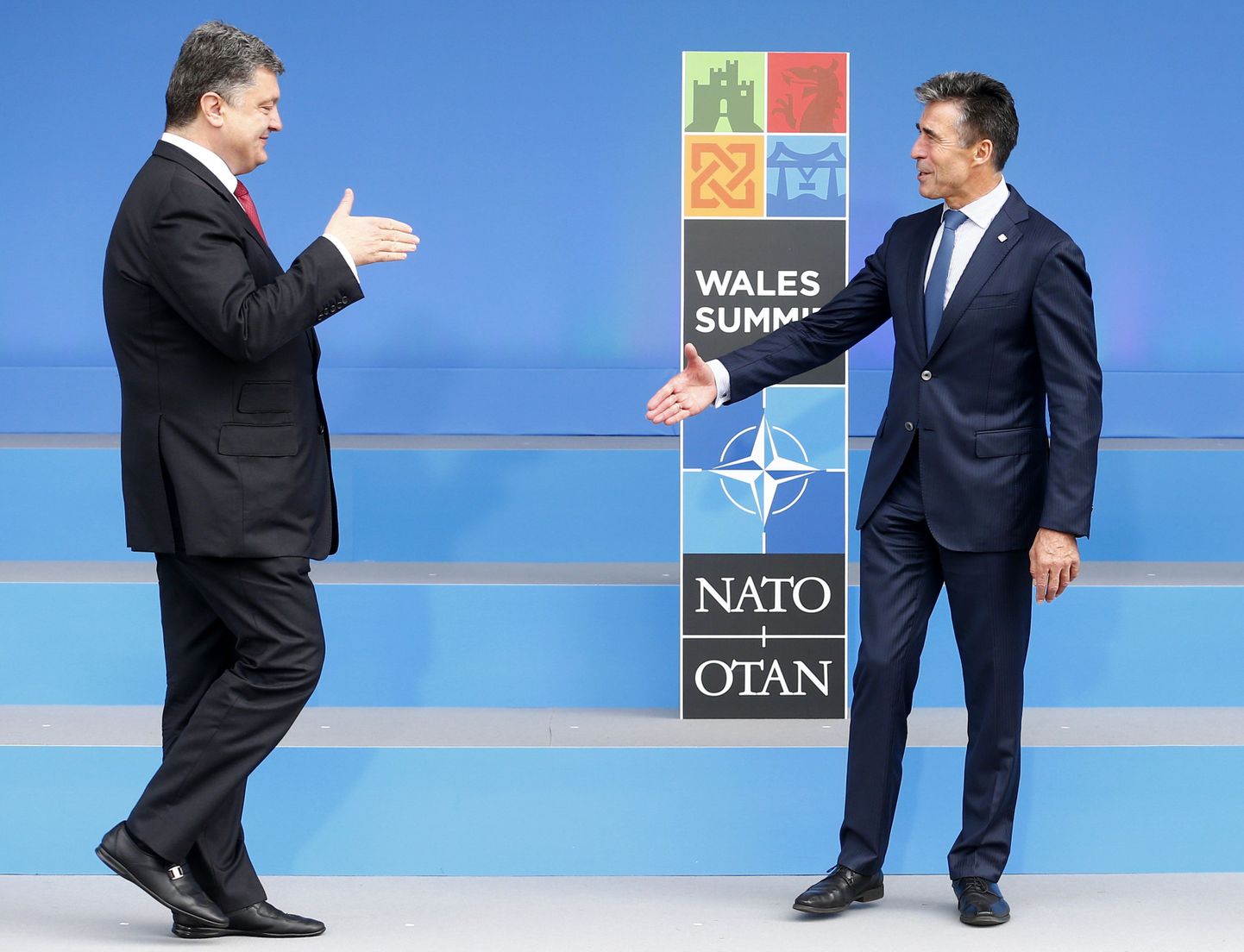 Генсек НАТО приветствует президента Украины Петра Порошенко (слева).