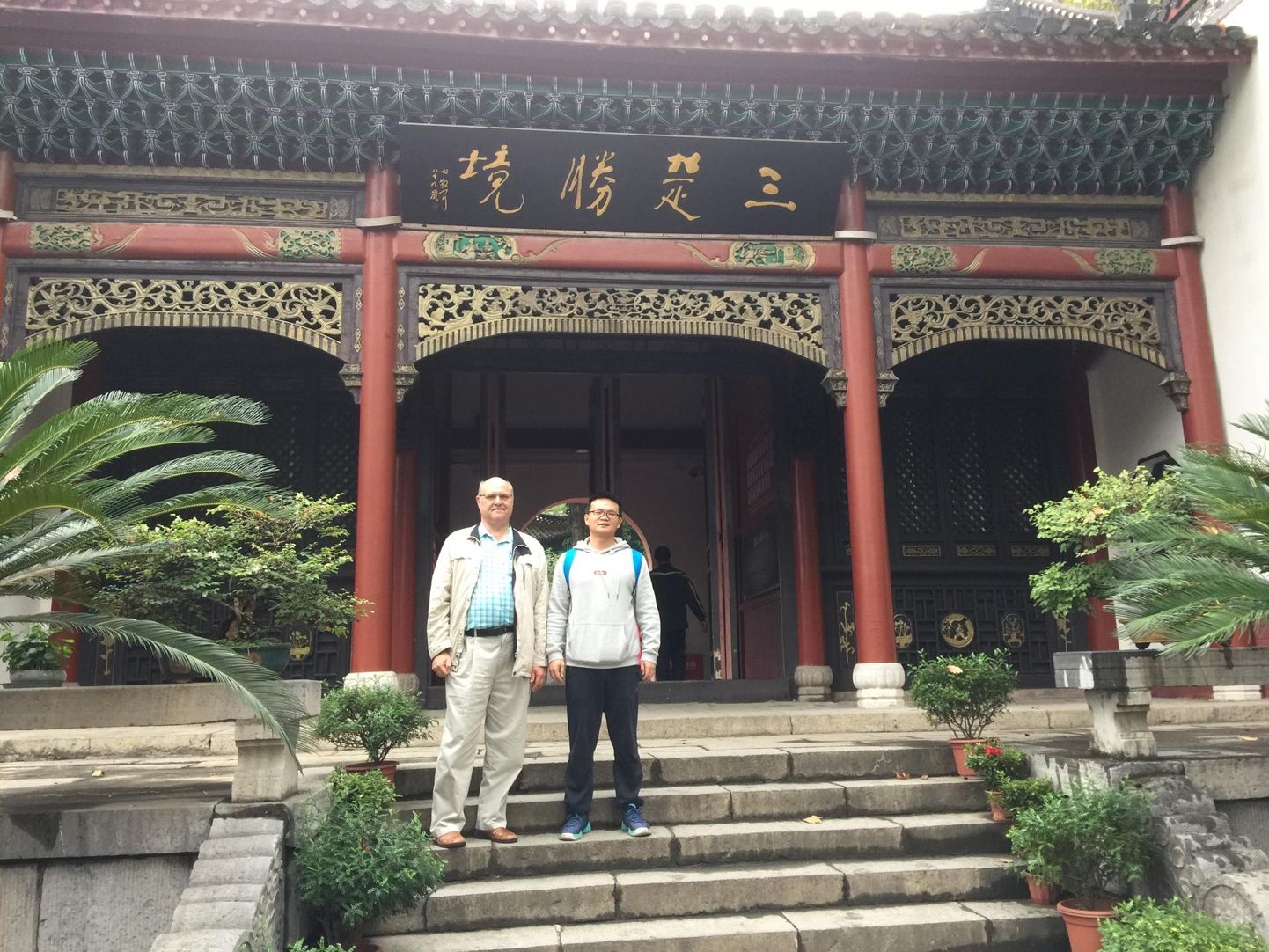 Андрес Меритс (слева) в прошлом году в китайском Ухане вместе с докторантном местного института вирусологии.