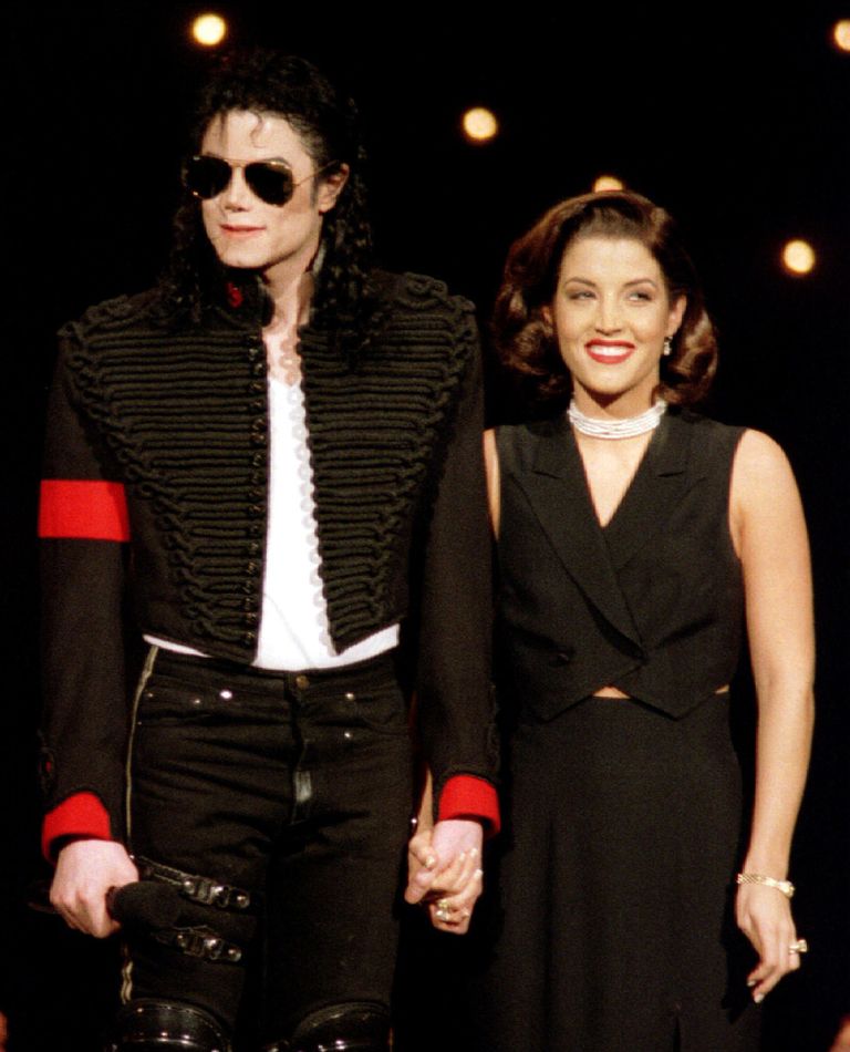 Michael Jackson ja abikaasa Lisa Marie Presley 1994. aastal. Jacksoni kostüümi peeti natsipäraseks.