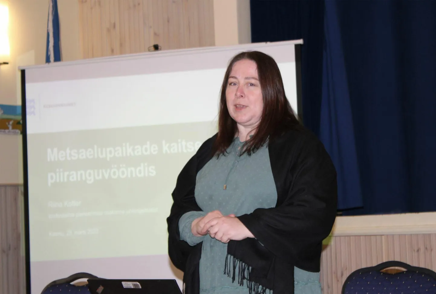 Riina Kotter 29. märtsil Käsmu rahvamajas uut metsaelupaikade kaitsekorda selgitamas.