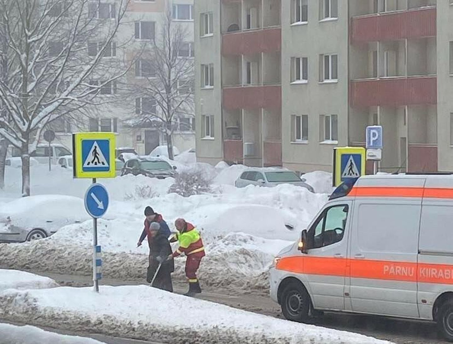 Kiirabitöötajad aitasid Pärnus Mai tänaval eakal naisel tänavat ületada.