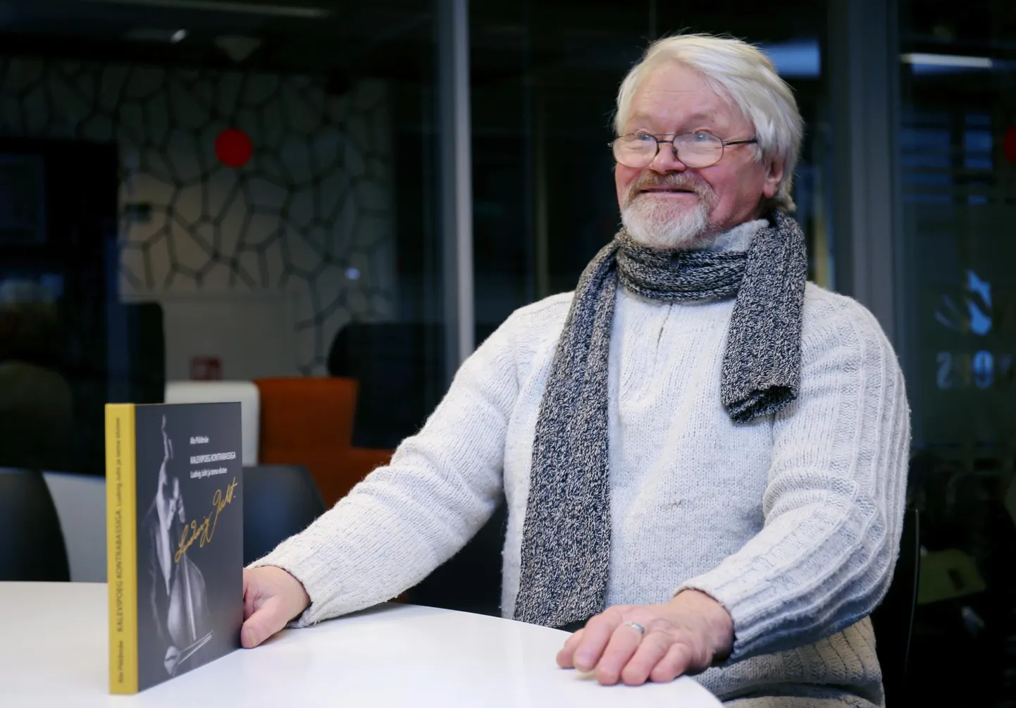 Alo Põldmäe oma raamatuga «Kalevipoeg kontrabassiga. Ludvig Juht ja tema elutee».