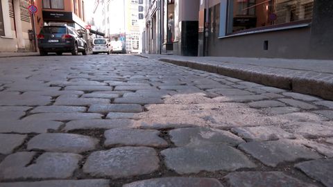 VIDEO ⟩ Vecrīgā jauna sieviete nokritusi uz bruģētas ielas no ceturtā stāva