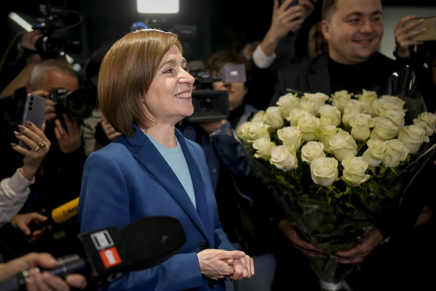 Moldova president Maia Sandu tähistamas valimisvõitu pärast esialgsete valimistulemuste teatavaks tegemist.
