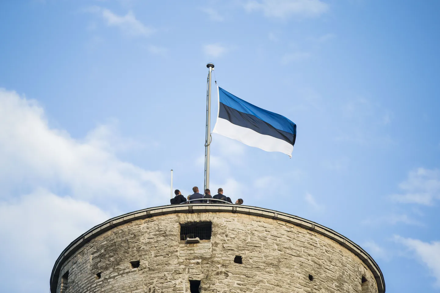 Lipu heiskamine Pika Hermanni tornis.