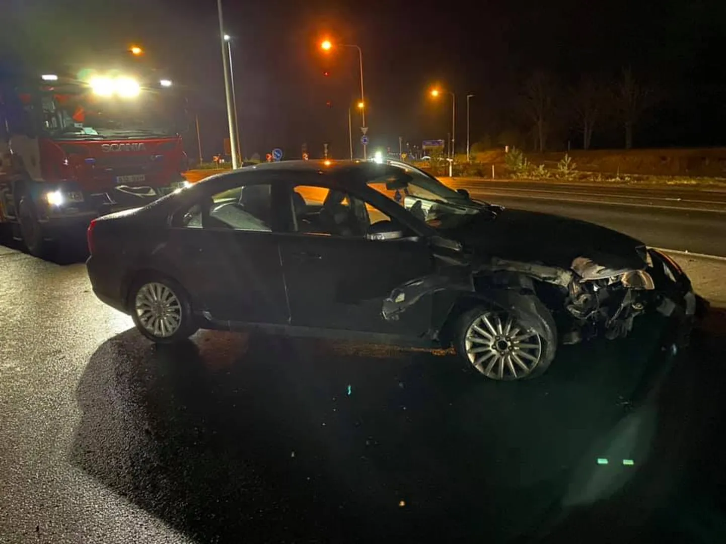 Autojuht sõitis kitsega kokkupõrke vältimiseks vastu posti.