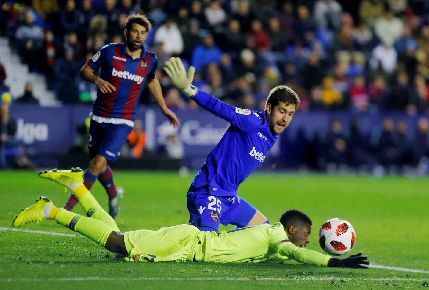 Levante jalgpallurid surusid Barcelona varumehed pikali.