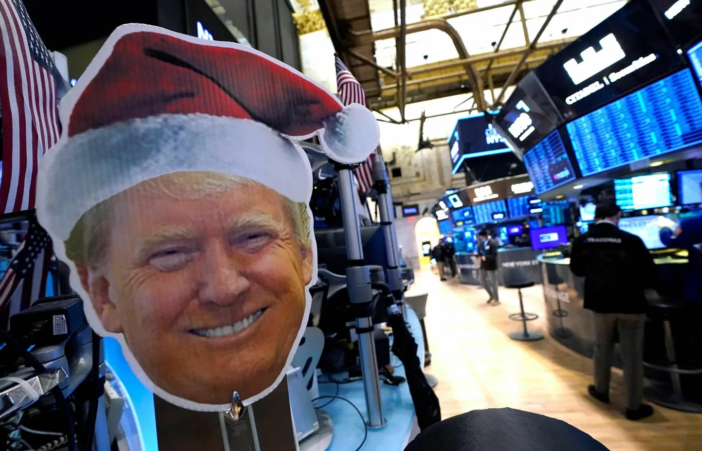 Taas presidendiks valitud Donald Trumpi foto New Yorgi börsil.