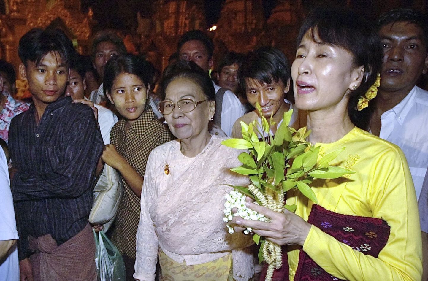 Aung San Suu Kyi (paremal) 2002. aastal.