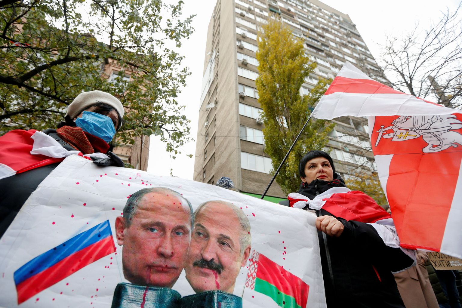 Valgevenelased tapetud meelavaldajat Raman Bandarenkat mälestamas.