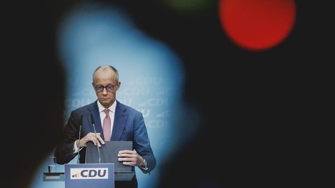 Valimishävingust räsitud Merz hoiab jõuga kõikuvast kantsleritoolist kinni